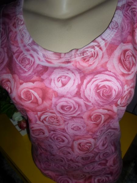 camisetinha rosa com flores linda!!